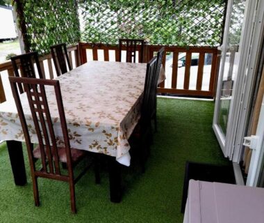 Terrasse couverte avec table et chaises au camping L EVASION