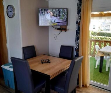 Coin repas et balcon visible dans le logement du camping L EVASION