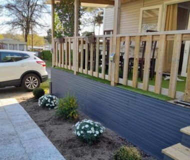 Terrasse en bois et jardinet devant mobil-home au camping L EVASION