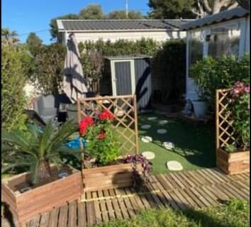 Terrasse boisée devant mobilhome au camping L éden