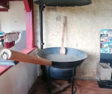 Coin couvert avec grand wok et spatule au camping L escale de larcher