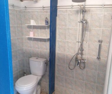 Sanitaires avec douche et WC du camping L escale de larcher