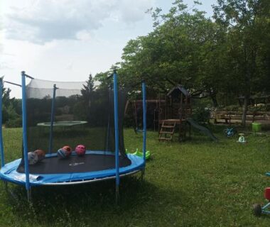 Aire de jeux avec trampoline et structure en bois à L escale de larcher