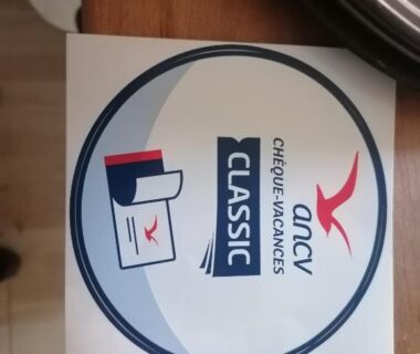 Sur table autocollant chèques vacances ANCV dans L escale de larcher