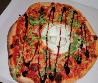 Dans une boîte pizza garnie de mozzarella roquette et filet de balsamique à L escale de larcher