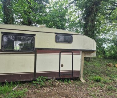 Sous les arbres caravane stationnée au camping L insolite