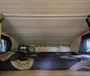 Couchage sous pente avec lit et coussins dans l'hébergement L insolite