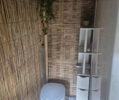 Toilettes intérieures avec WC et étagère de rangement dans L insolite