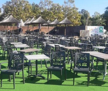 Terrasse extérieure avec rangées de tables et chaises au camping LA CARABASSE CP90