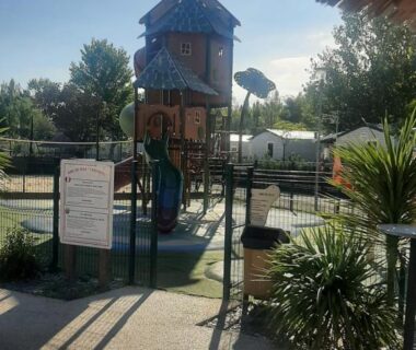 Aire de jeux avec tour et toboggan dans le camping LA CARABASSE CP90