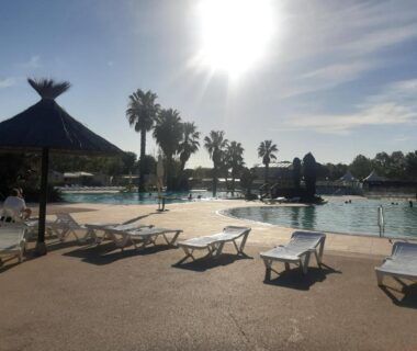 Piscine extérieure avec transats et parasols au camping LA CARABASSE CP90