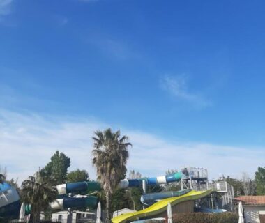 Piscine extérieure avec toboggans et transats au camping LA CARABASSE CP90