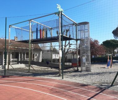 Aire de jeux avec parcours acrobatique et filets dans le camping LA CARABASSE CP90