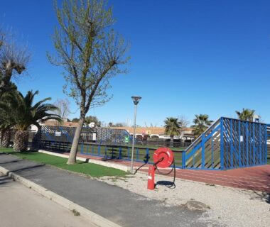 Piscine extérieure clôturée avec toboggan et bouée au camping LA CARABASSE CP90