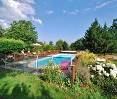 Piscine extérieure et coin détente dans le jardin du camping LA VIEILLE AUBERGE
