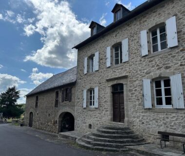 Façade en pierre avec escaliers du camping La Vieille Auberge