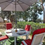 Terrasse ombragée avec table dressée et chaises au camping LAVATOGGIO