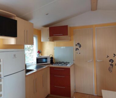 Cuisine équipée dans un mobil-home au camping LAVATOGGIO