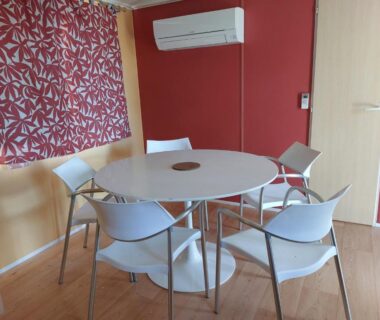 Intérieur avec table ronde et quatre chaises dans le camping LAVATOGGIO