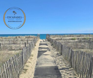 Passerelle en bois vers la mer au L’Alizé Mobil Home 6 personnes Barcarès