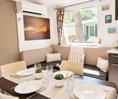 Coin repas et salon dans L'Alizé Mobil Home 6 personnes