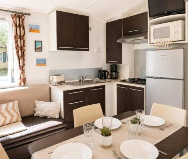 Cuisine équipée et coin repas dans le mobil home L'Alizé Mobil Home 6 personnes