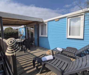 Terrasse en bois avec transats et coin repas au mobil home L'Azura