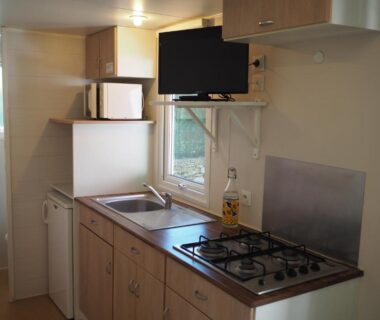 Intérieur kitchenette avec plaque et évier dans le mobil-home du camping Le Casque Roi