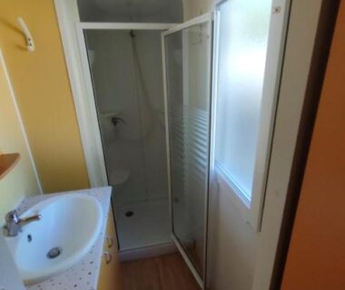 Salle de bain avec douche et lavabo dans le mobil home LE CORNOUILLER