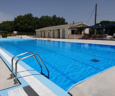 Piscine extérieure avec échelle au Camping LE BEL AIR mobil home LE CORNOUILLER