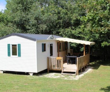 Mobil-home sur pelouse avec terrasse couverte au LE CORNOUILLER mobil home 4 personnes CAMPING LE BEL AIR Limogne en Quercy