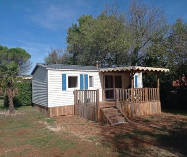 Mobil-home blanc sur pelouse avec terrasse au mobil-home LE FIGUIER