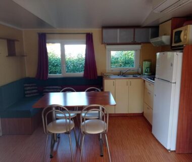 Coin repas et kitchenette dans le mobil home Le Figuier au Camping Le Bel Air