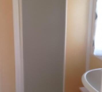 Salle de bain avec cabine de douche dans le mobil home LE FIGUIER
