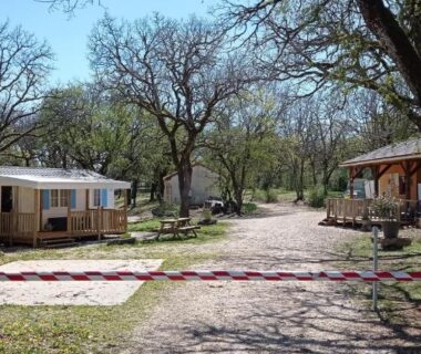 Allée de mobil homes ombragée au camping Le Bel Air LE FIGUIER mobil home 6 personnes