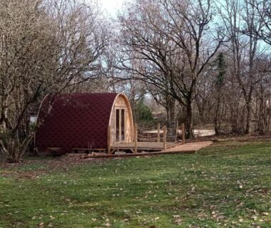 Clairière avec cabane en bois et terrasse dans la cabane Le Fresne