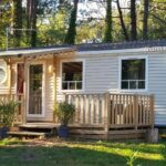 Mobil-home sur terrasse parmi les pins au LE ILÔ camping la dune blanche