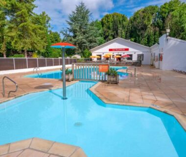Espace piscine extérieur avec bassin et terrasse au LE ILÔ camping la dune blanche