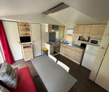 Cuisine ouverte et coin repas dans le mobil-home Le Ilô au camping la dune blanche