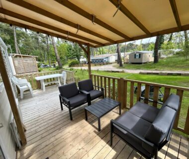 Terrasse couverte du mobil-home avec salon extérieur au camping la dune blanche LE ILÔ