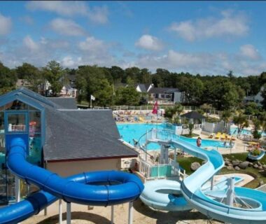 Piscine extérieure avec toboggans et bassins au camping LE PETIT BONHEUR