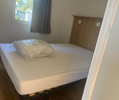 Chambre avec lit et fenêtre au camping LE PIPA