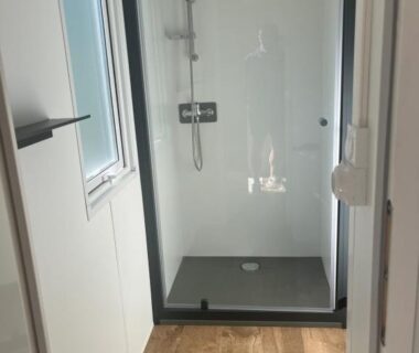 Salle de douche avec cabine vitrée dans le camping LE PIPA