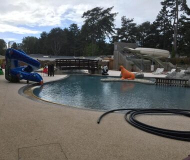 Piscine extérieure avec toboggans au camping LE PIPA