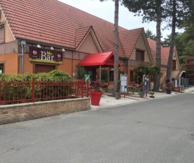 Façade du bar et entrée principale au camping LE PIPA