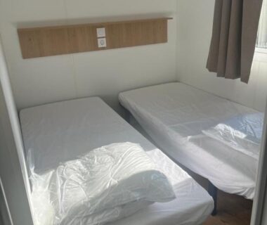 Chambre avec deux lits simples dans l'hébergement LE PIPA