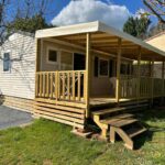Mobil-home avec terrasse et pelouse au camping LES PIERRES CHAUDES