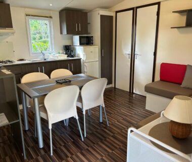Intérieur mobil-home coin repas et cuisine au camping LES PIERRES CHAUDES