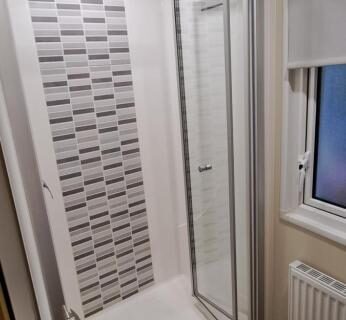 Salle de bain avec cabine de douche au camping L'Exellence