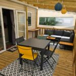 Terrasse couverte avec salon table et lanternes dans L’Instant Yole